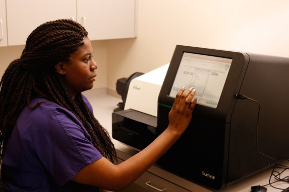 femalemedicallabstudentoncomputer