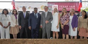 Photo of Chancellor Sharp, President Hurley and members of President Hurley's Cabinet